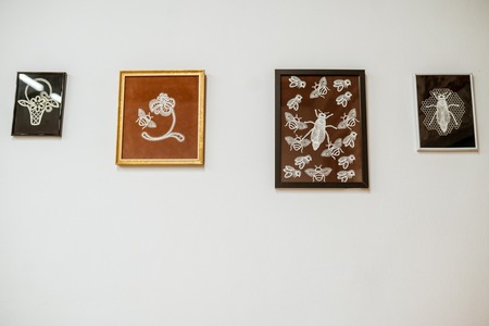 Klekljane čipke Rezke Kordež in Sekcije Lipa Ravne pri Društvu klekljaric Koroške  odprtje občasne razstave (14)